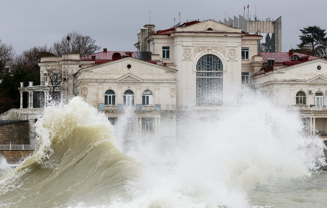 Шторм в Севастополе