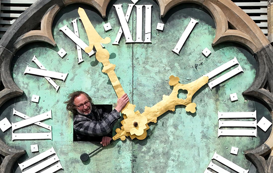 Германия готовится к переходу на летнее время. На фото: проверка механических часов на башне Магдебургского собора.
