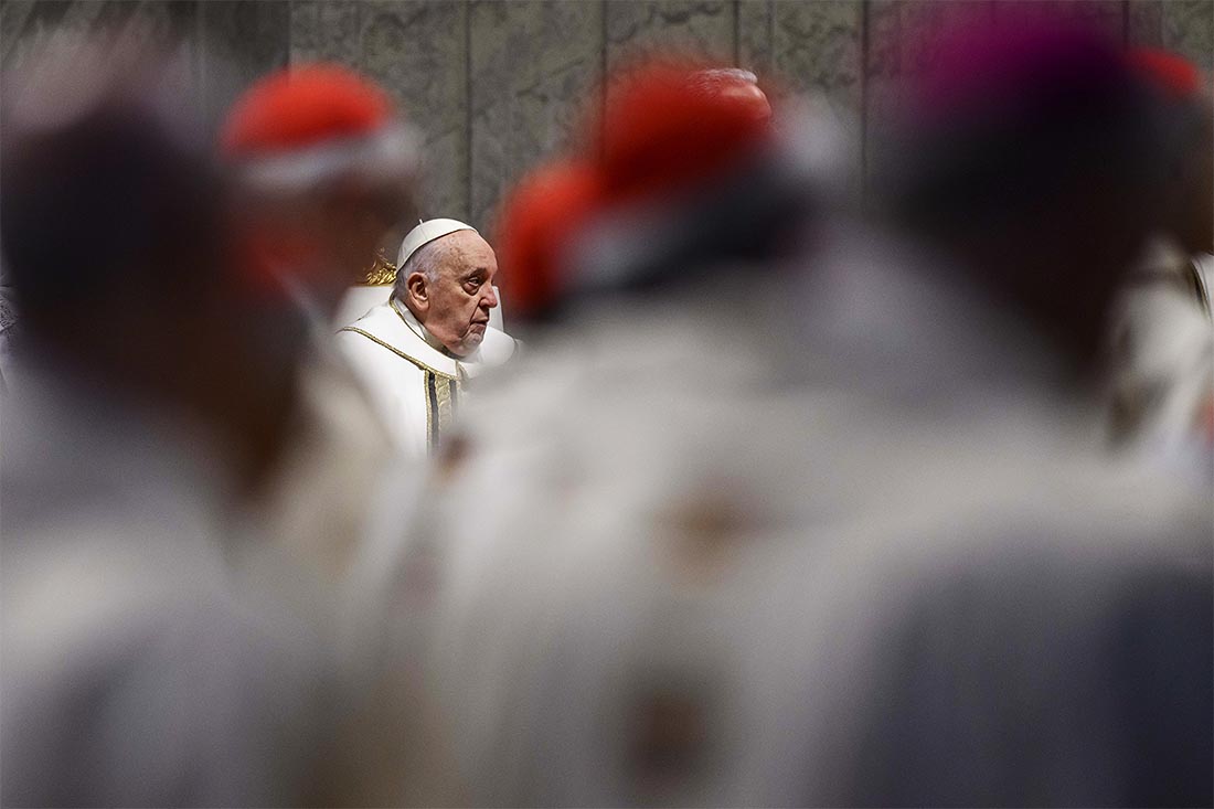 Папа Франциск председательствует на миропомазании в соборе Святого Петра в Ватикане