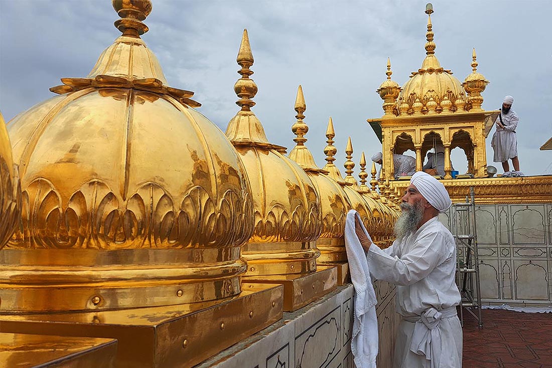 Добровольцы чистят позолоту в Золотом храме в Амристаре