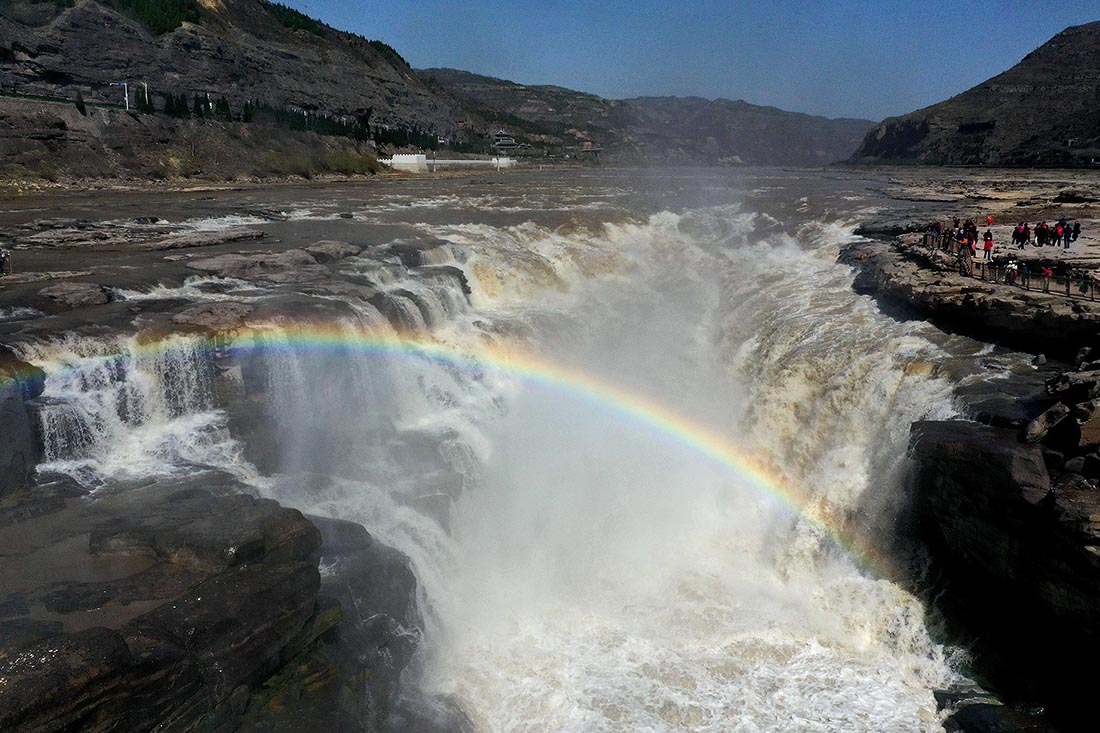 Радуга над водопадом Хукоу в Шаньси