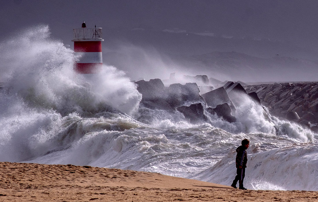 Большие волны на пляже Назаре, Португалия