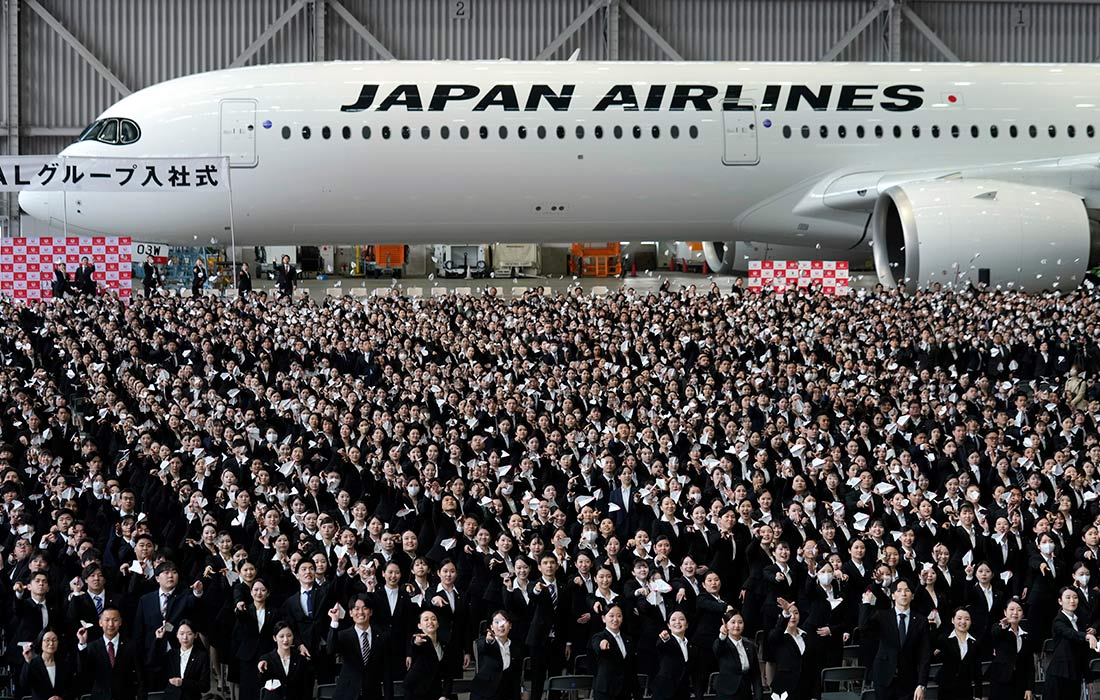 Церемония приветствия новых сотрудников авиакомпании Japan Airlines в аэропорту Токио