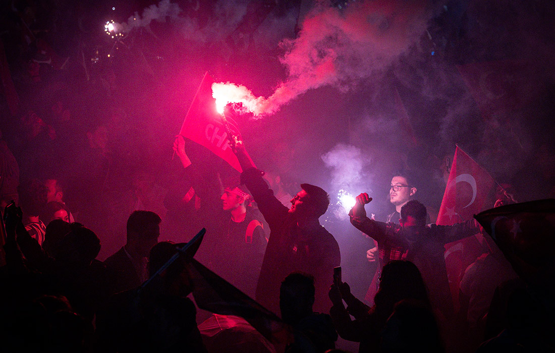 Люди зажигают файеры и танцуют, празднуя победу Экрема Имамоглу, мэра Стамбула и кандидата от Республиканской народной партии на выборах