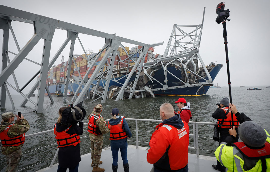 Вид на контейнеровоз Dali, который врезался в опору моста Фрэнсиса Скотта Ки в Балтиморе