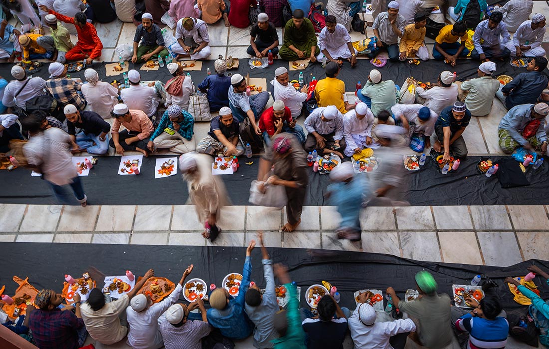 Ифтар (вечерний прием пищи) во время священного месяца Рамадан в Калькутте
