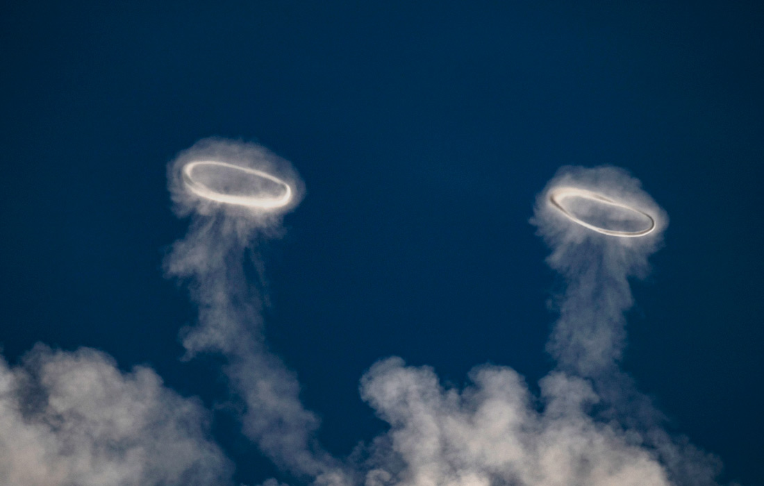 Вулкан Этна, самый активный в Европе, выпускает в небо вихревые кольца из смеси дыма, пара и газов