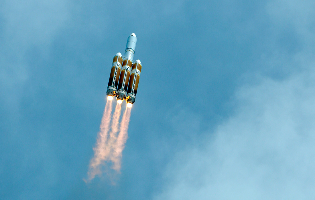 Запуск ракеты-носителя Delta IV с мыса Канаверал во Флориде