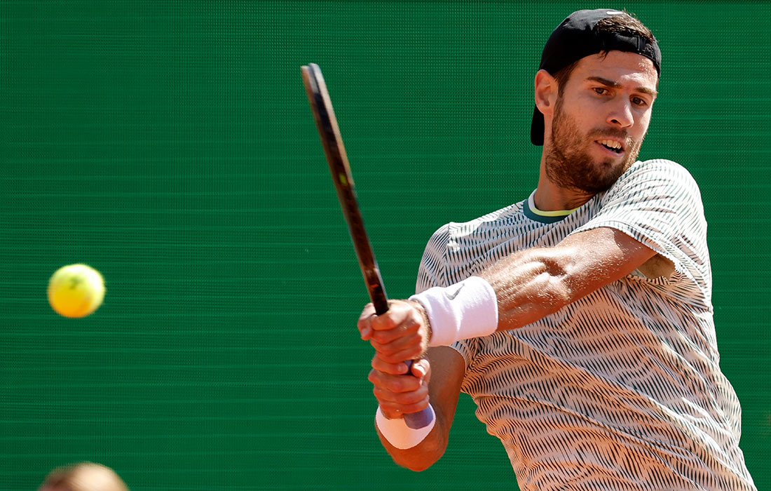 Карен Хачанов во время матча против Стефаноса Циципаса из Греции в четвертьфинале Monte-Carlo Rolex Masters