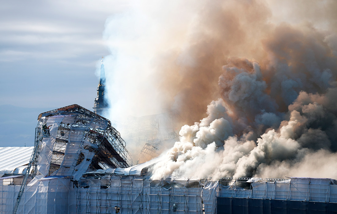 В Копенгагене произошел пожар в историческом здании фондовой биржи