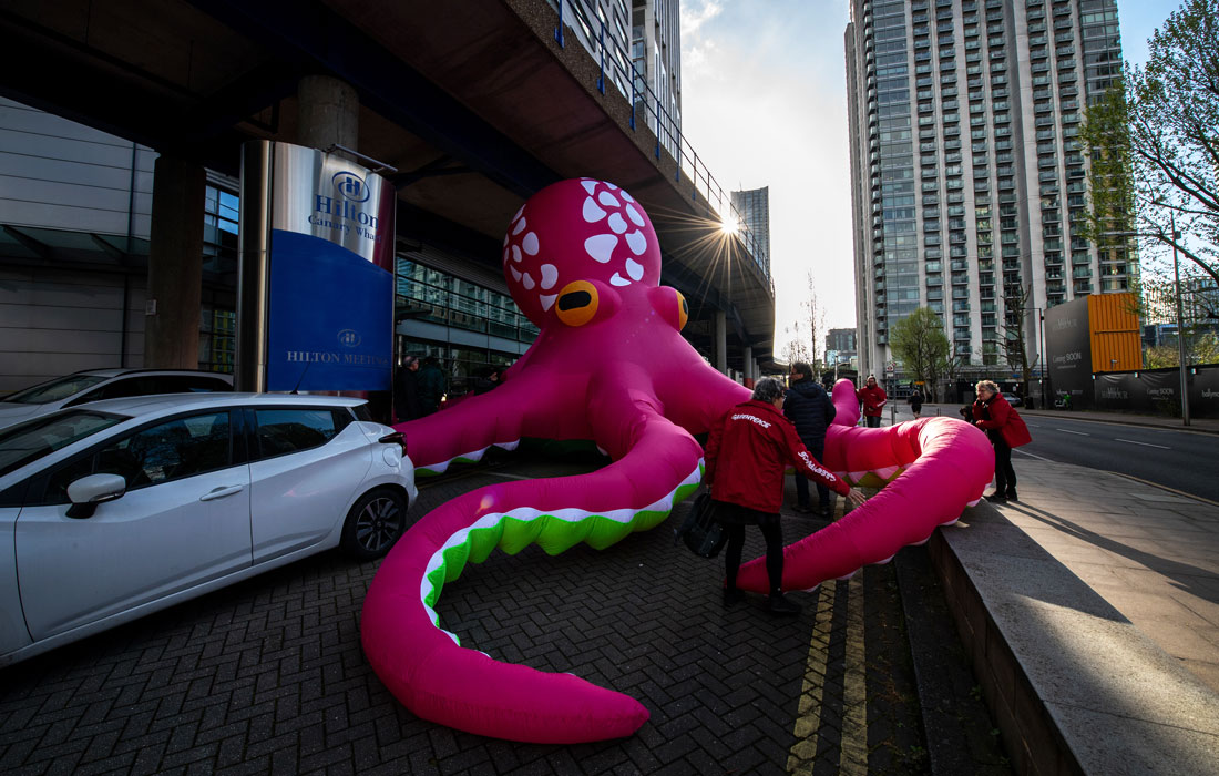 Активисты Greenpeace проводят акцию протеста у отеля Hilton в Лондоне в день открытия ежегодного саммита по глубоководной добыче полезных ископаемых