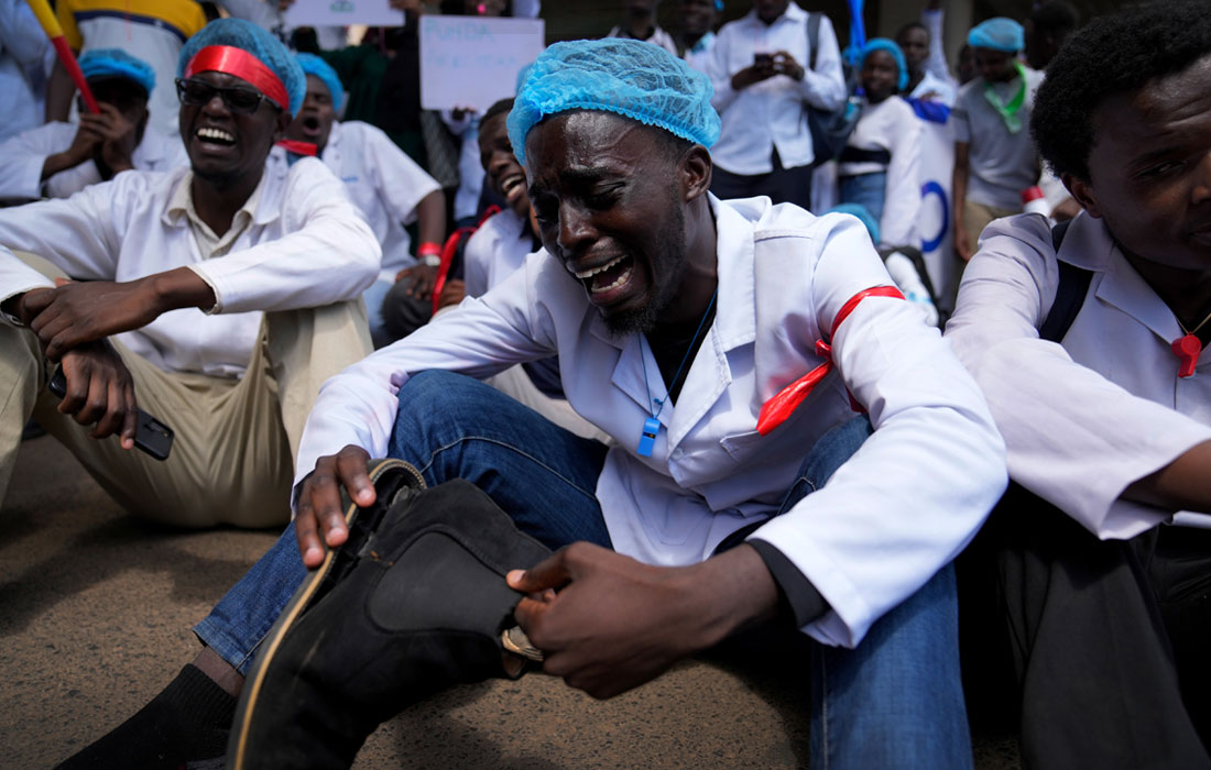 Сотни кенийских врачей вышли на акции протеста, требуя повышения заработной платы и улучшения условий труда