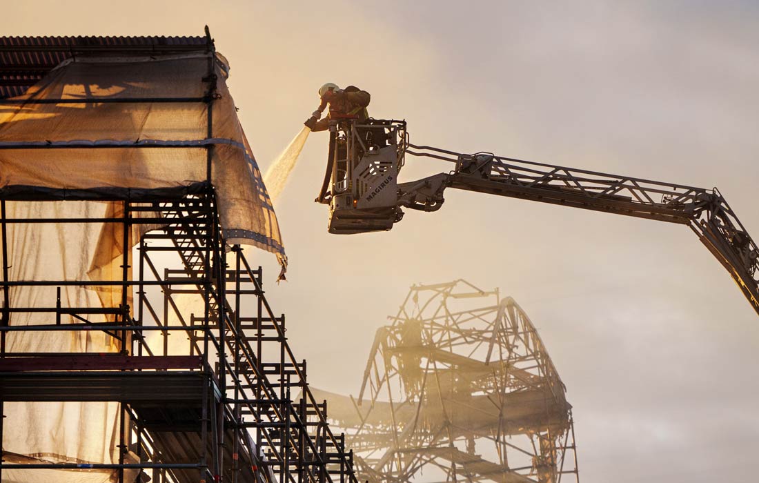 В Копенгагене продолжается тушение пожара в здании фондовой биржи