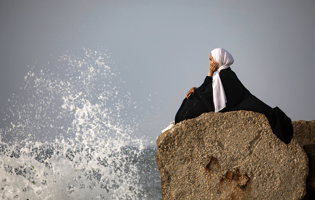 Девушка на пляже в Рафахе, Сектор Газа