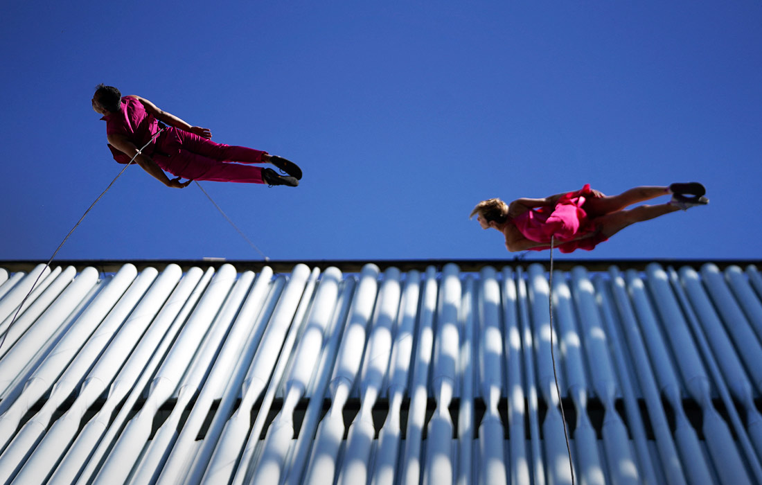 Шоу воздушных танцев коллектива Bandaloop в Далласе, США