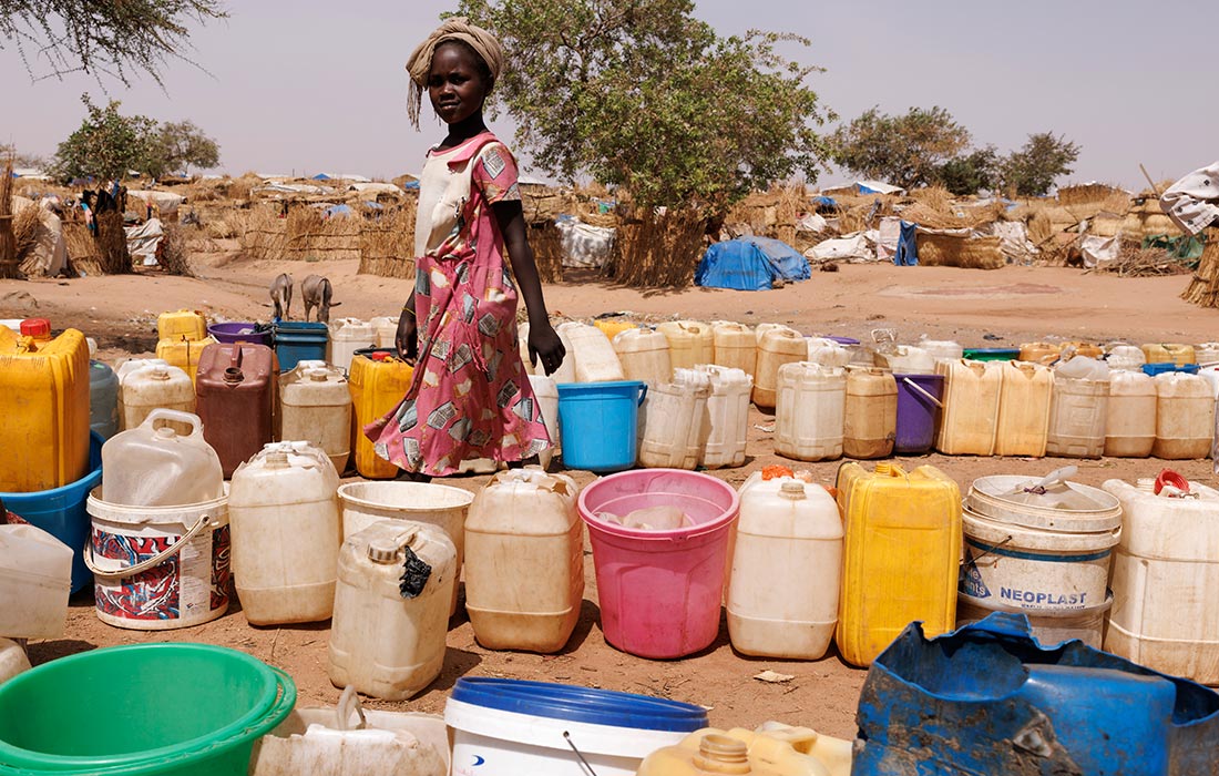 Кризис беженцев в Чаде усугубляется на фоне конфликта в Судане. На фото: беженцы набирают воду в лагере Уранг.