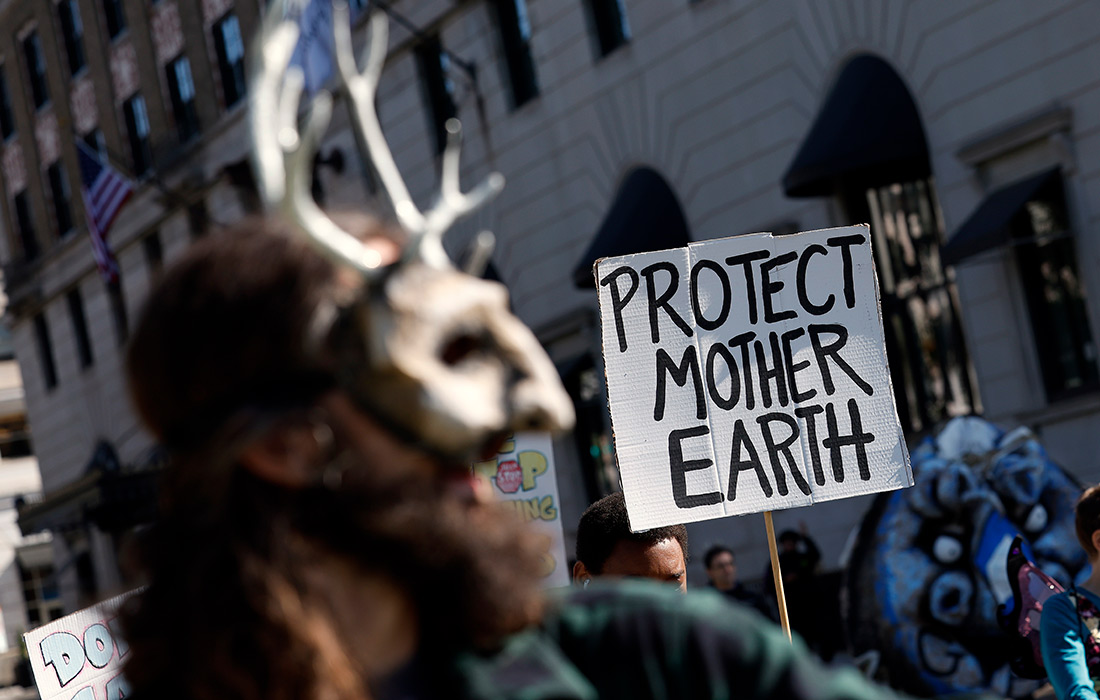 Экоактивисты Extinction Rebellion проводят митинг в честь Дня Земли в Вашингтоне