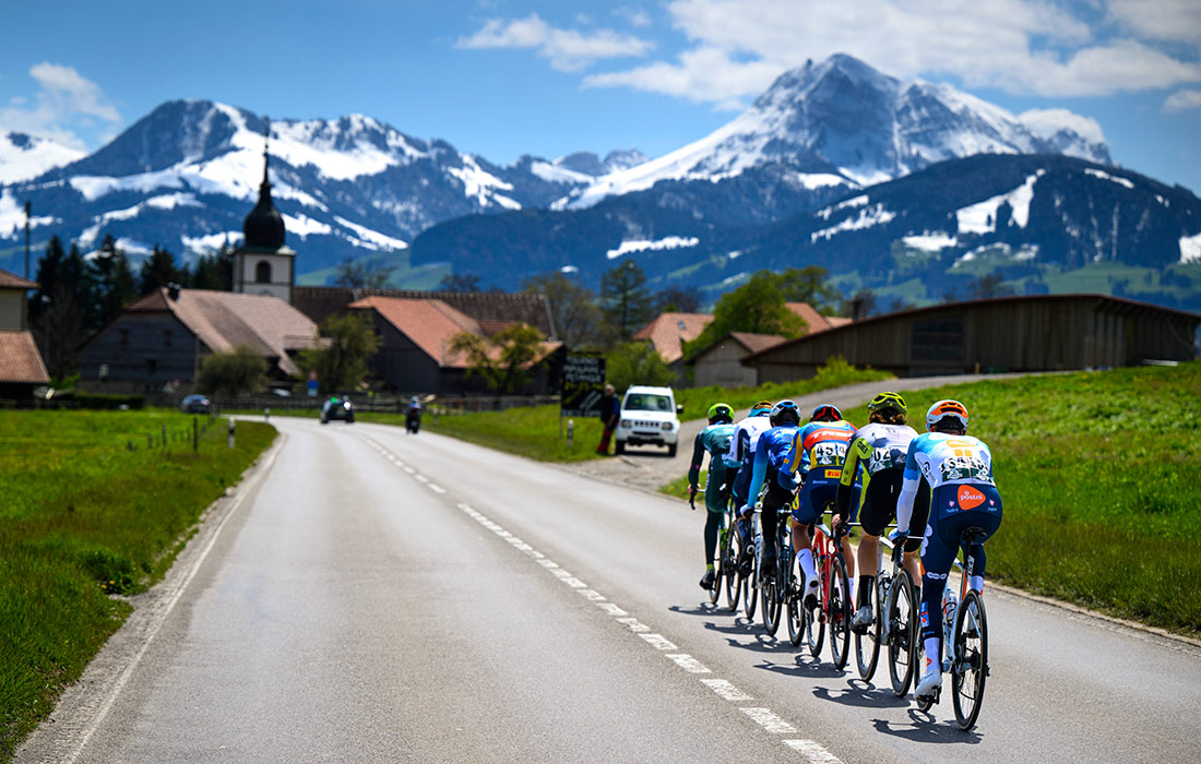 Спортсмены на втором этапе гонки на 171 км между Фрибуром и Сальваном/Ле-Марекоттами на 77-й велогонке Tour de Romandie, Швейцария
