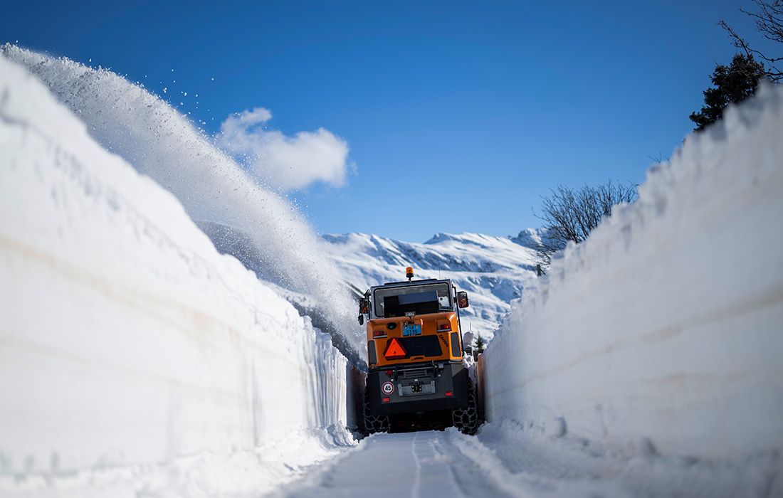 Уборка снега на перевале Сан-Бернардино в Швейцарии