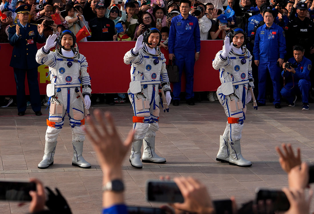 Проводы экипажа космического корабля "Шэньчжоу-18" в китайском Цзюцюане
