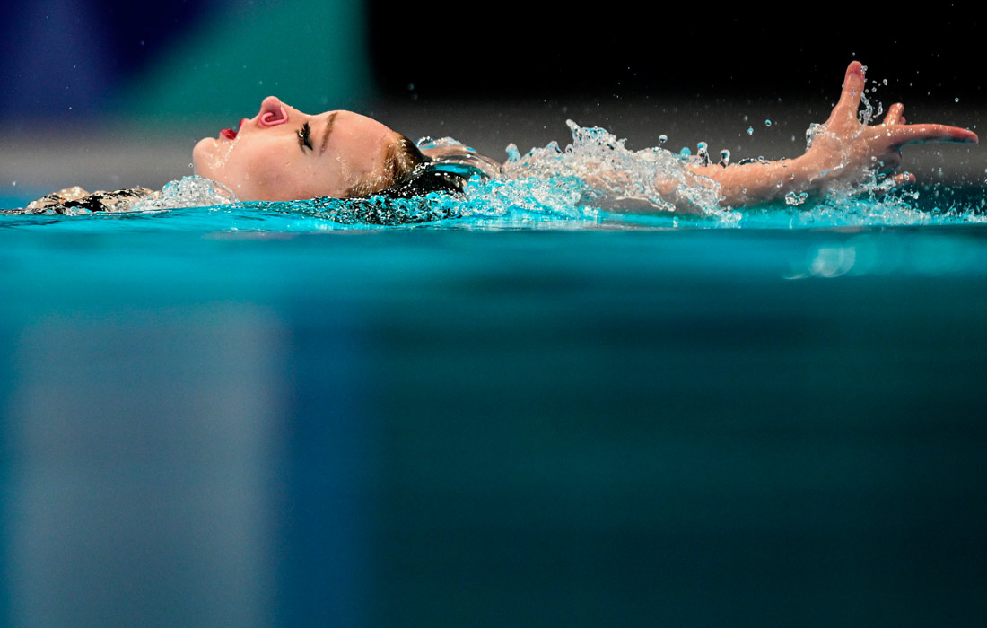 Александра Кузнецова выступает в технической программе сольных соревнований по синхронному плаванию среди женщин на чемпионате России в Екатеринбурге