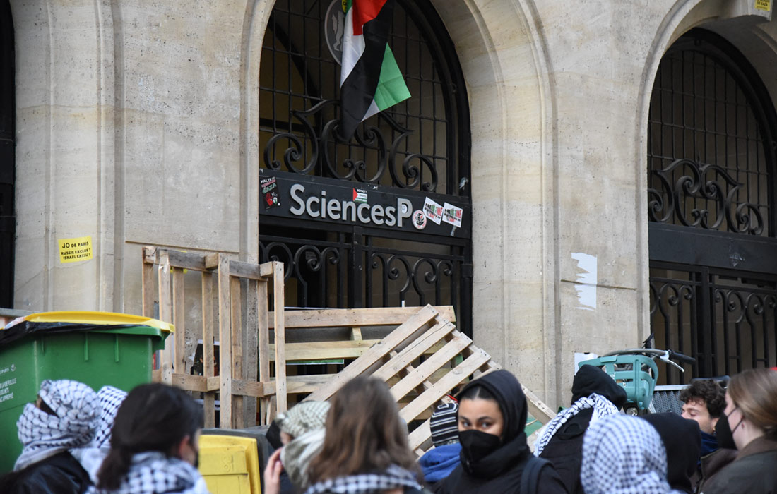 Студенты заблокировали Институт политических исследований в Париже, выражая свою поддержку палестинцам