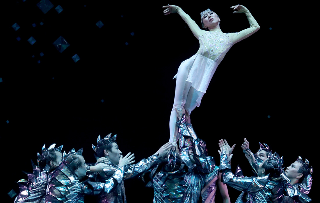 Якутские артисты выступают на сцене во время премьеры спектакля "Сияющий камень" в Киргизии