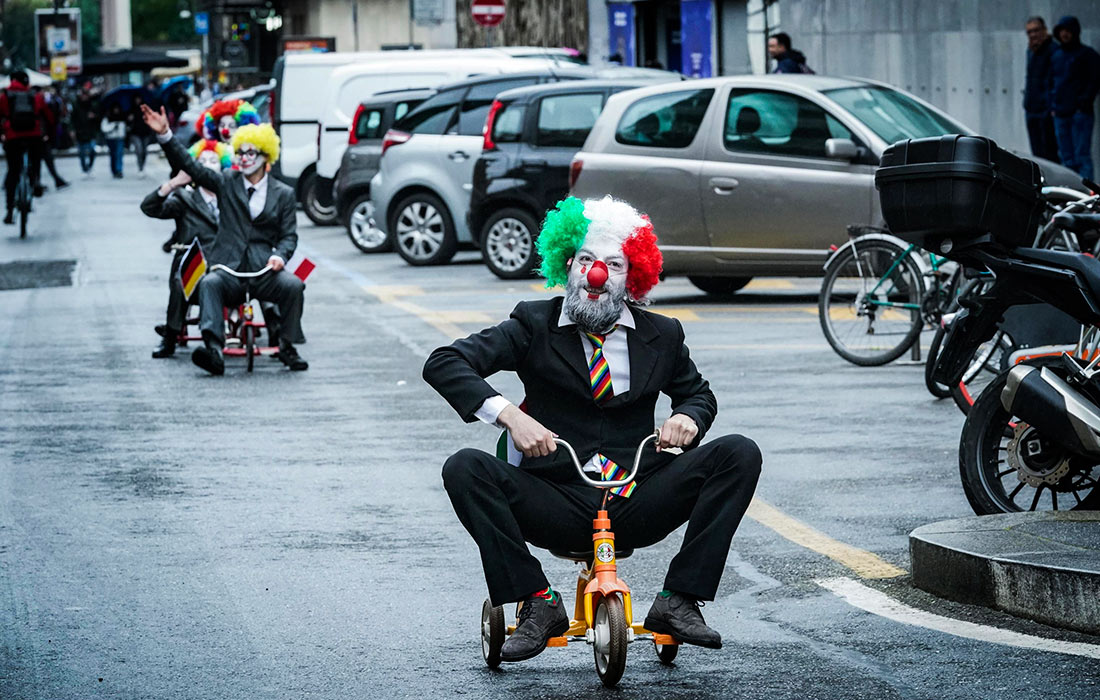 Акция активистов против изменения климата в итальянском Турине