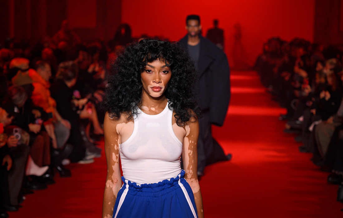 Модель Винни Харлоу во время показа Vetements