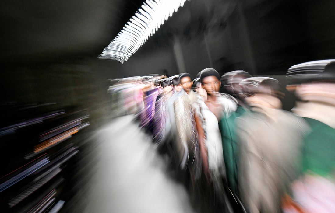 Модели Dries Van Noten на подиуме Недели моды в Париже