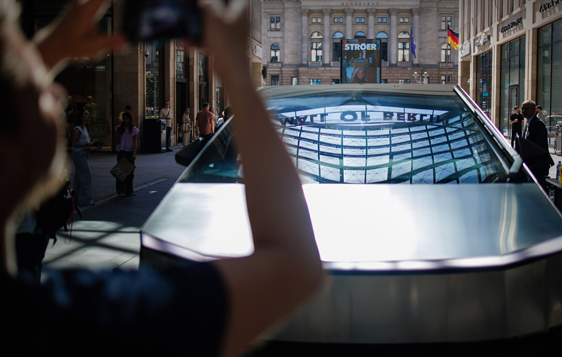 Электропикап Tesla Cybertruck выставили в торговом центре в Берлине