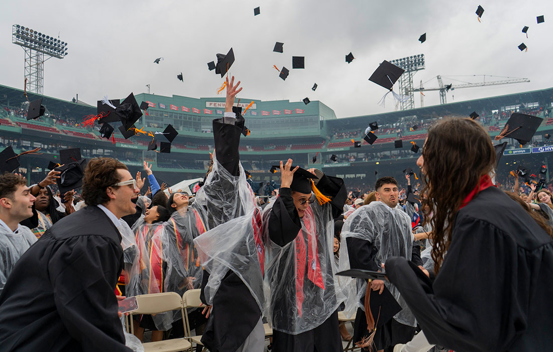 Церемония выпуска в Северо-Восточном частном университете в Бостоне