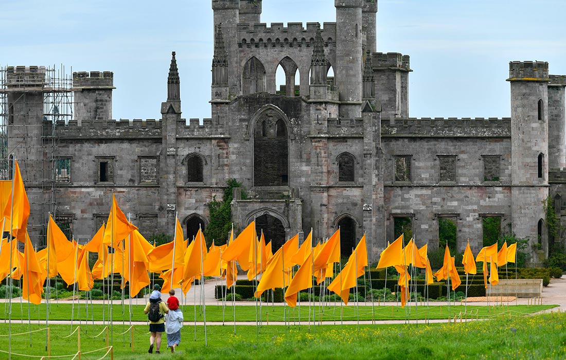 Инсталляция "OR" из 520 желтых флагов у замка Лоутер в британском Пенрите