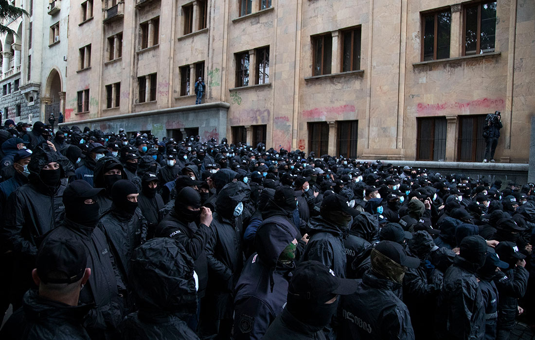 Акция протеста против законопроекта об иноагентах у здания парламента в Тбилиси