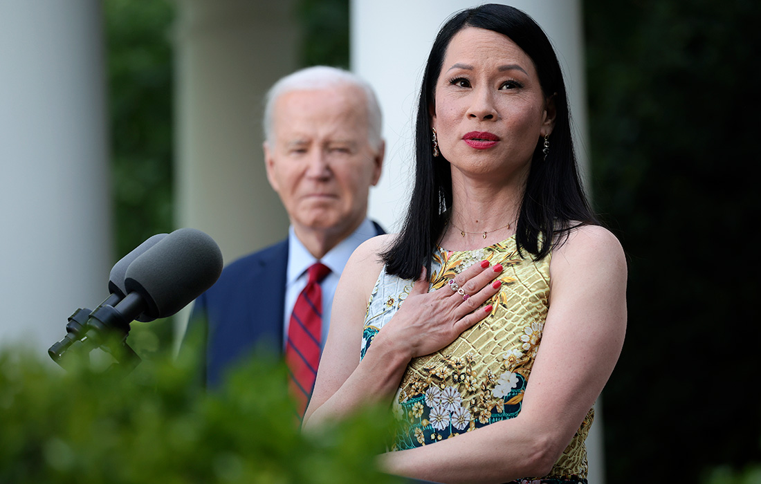 Актриса Люси Лью выступает во время мероприятия с президентом США Джо Байденом, посвященного празднованию Месяца наследия американцев азиатского происхождения