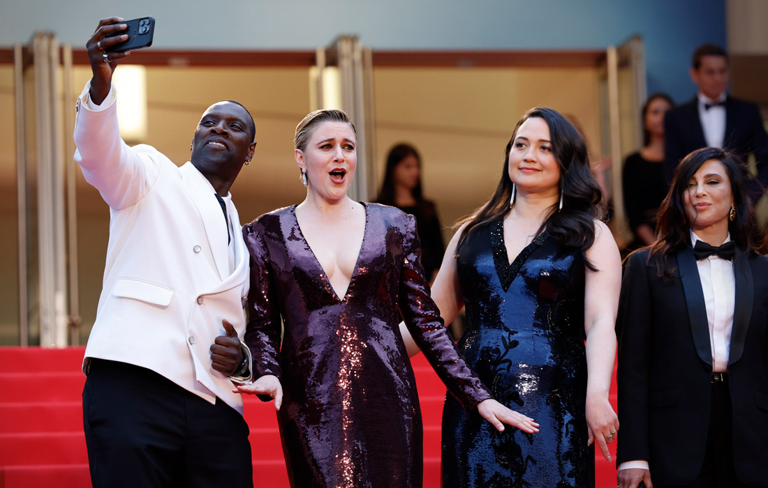 Французский актер Омар Си, президент жюри, американский режиссер Грета Гервиг, американская актриса Лили Глэдстоун, ливанский режиссер Надин Лабаки (слева направо) на церемонии открытия