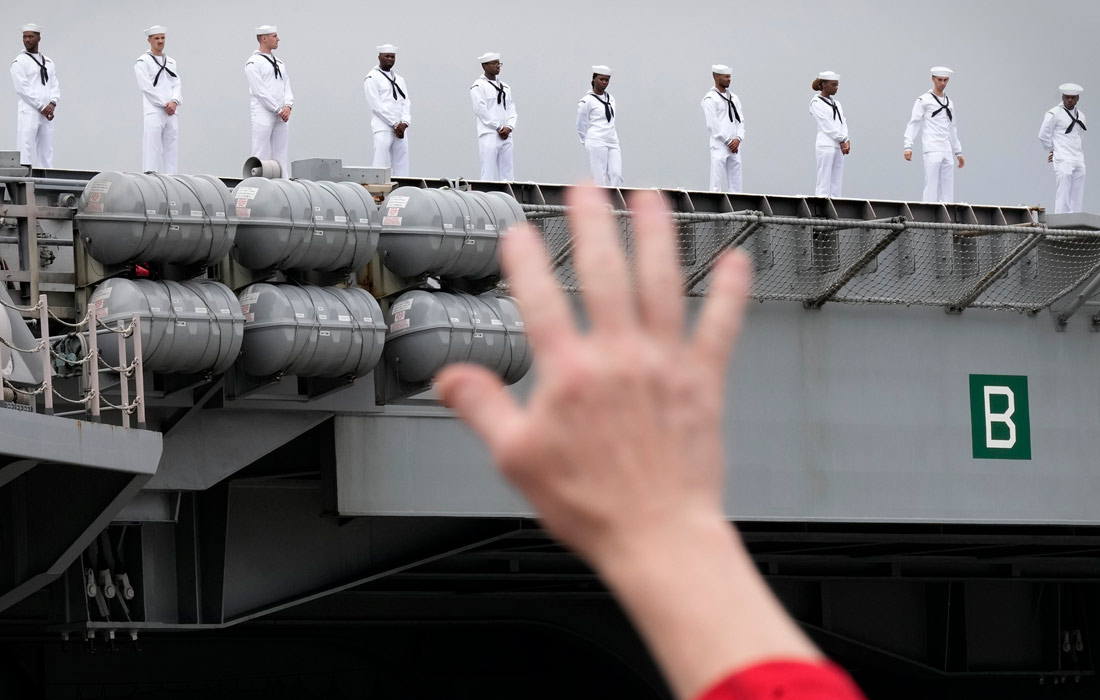 Моряки авианосца ВМС США USS Ronald Reagan в Йокосуке, Япония