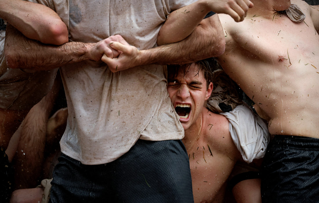 Традиционное восхождение на памятник Херндону (6,4 метра) первокурсников Военно-морской академии США в Аннаполисе