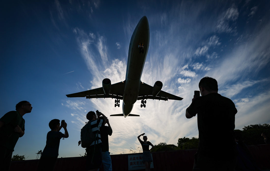 Жители Тайбэя наблюдают за самолетом, Тайвань