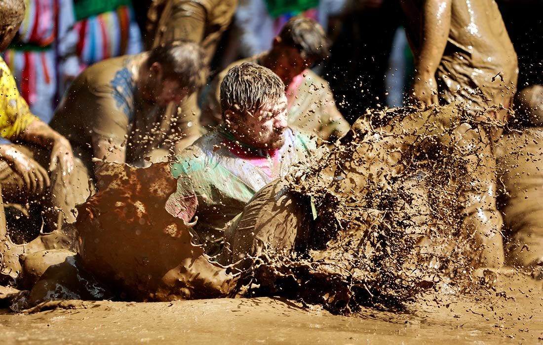 Участники фестиваля "Грязные свиньи" в Хергисдорфе, Германия