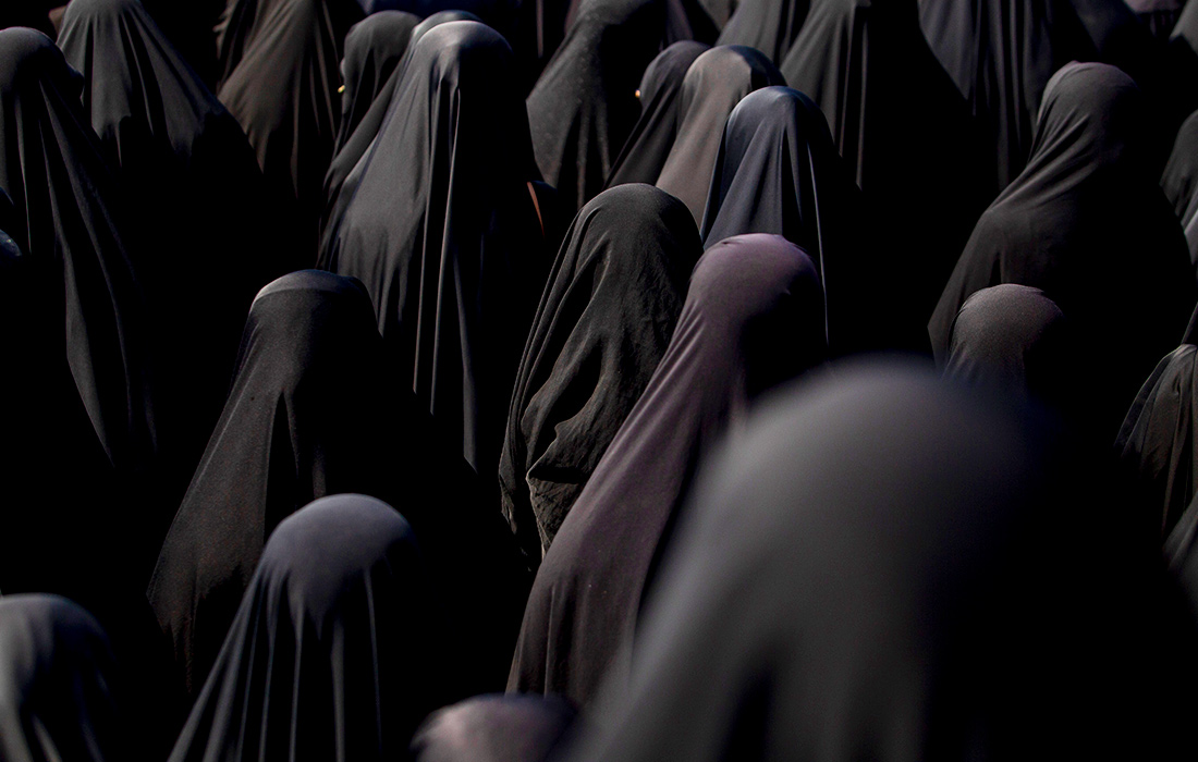 Скорбящие на похоронах президента Ирана