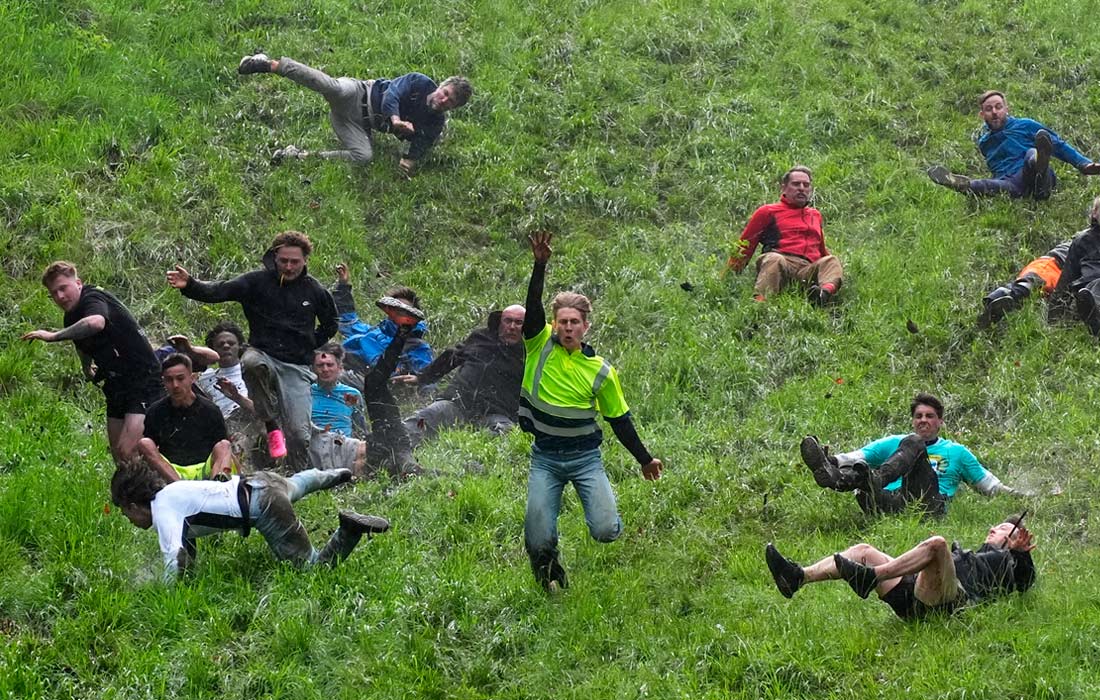 Ежегодная гонка за кругом сыра на холме Купера в английском графстве Глостершир