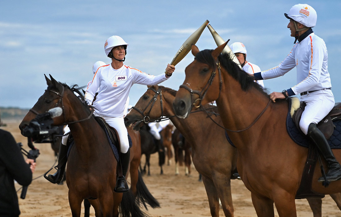 Эстафета олимпийского огня на пляже Омаха-Бич в Нормандии