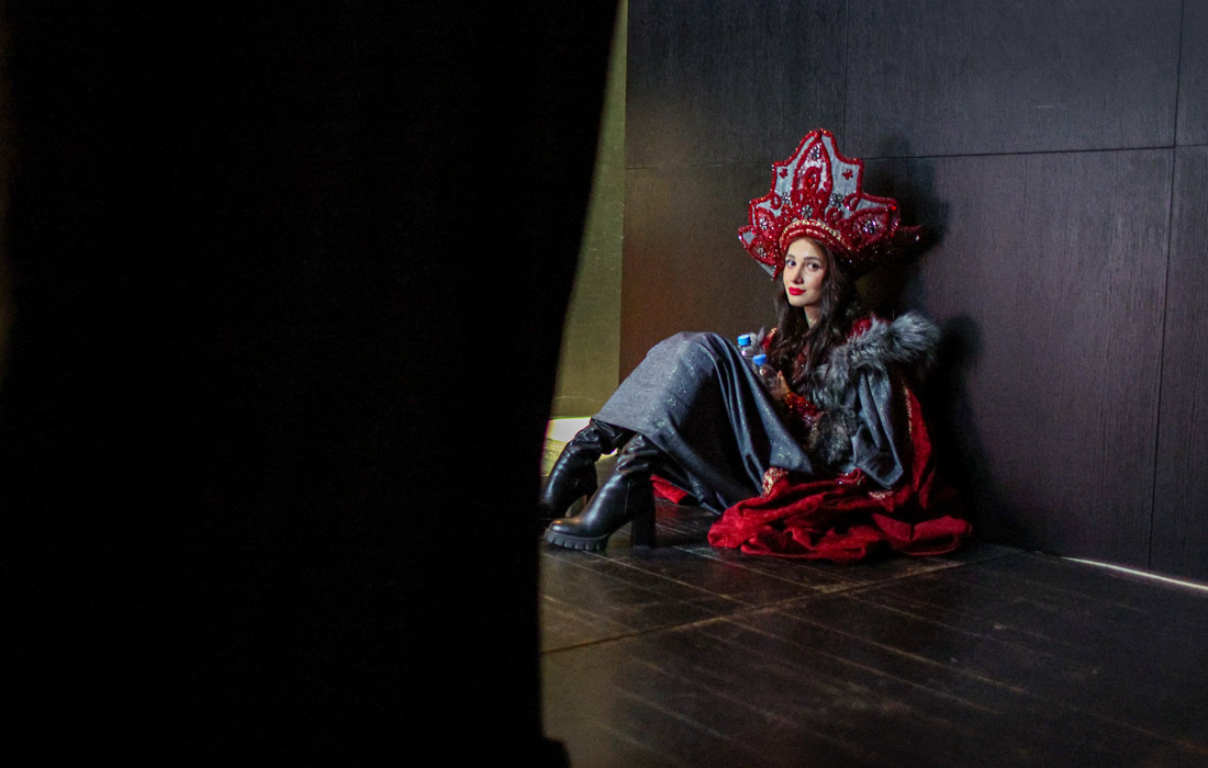 Участница конкурса "Миссис Россия Мира 2024" перед выходом на сцену