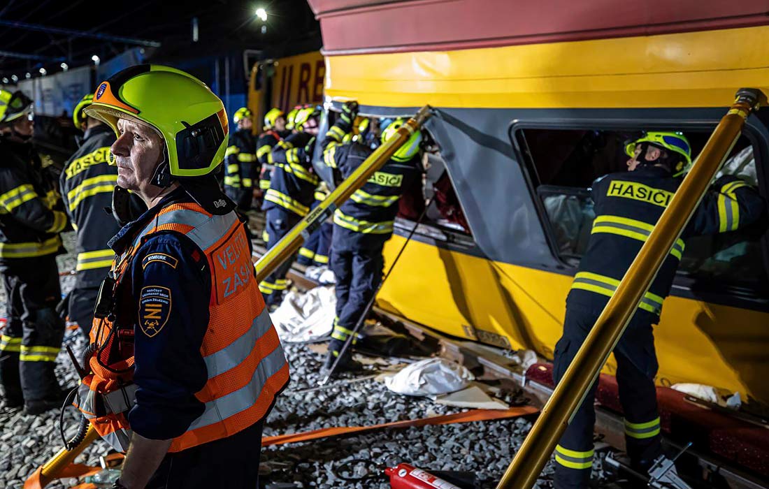 Четыре человека погибли и десятки получили ранения в результате лобового столкновения двух поездов в Чехии