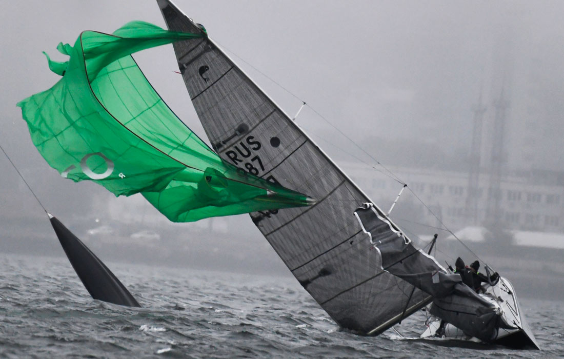 Участники парусной регаты в акватории Амурского залива во Владивостоке