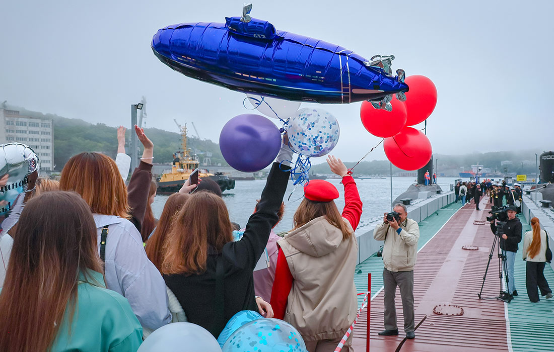 Встреча экипажа подводной лодки "Петропавловск-Камчатский" во Владивостоке