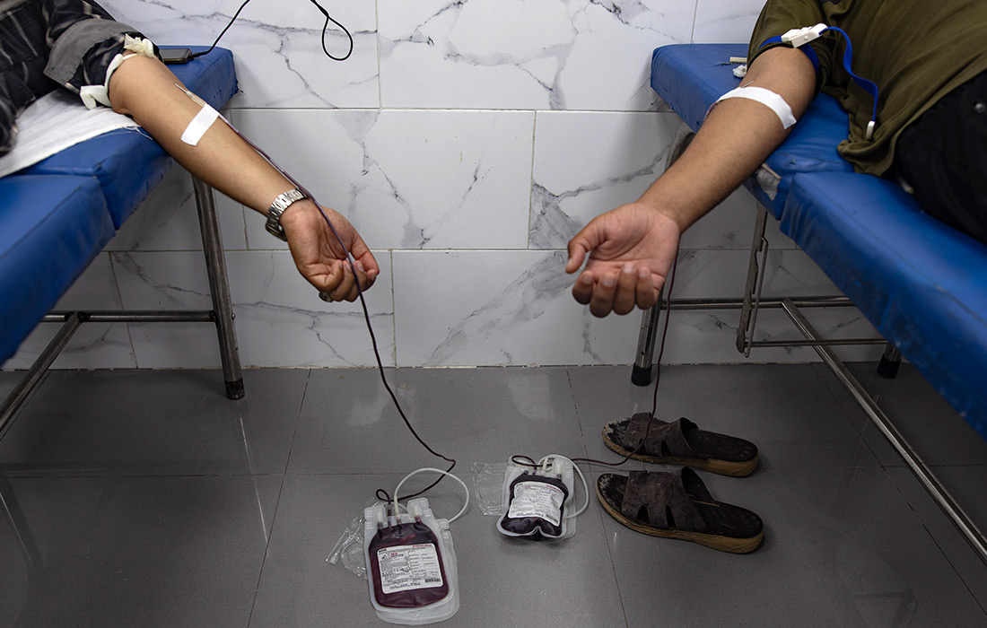 Палестинцы сдают кровь в больнице ​​в лагере Хан-Юнис, юг сектора Газа