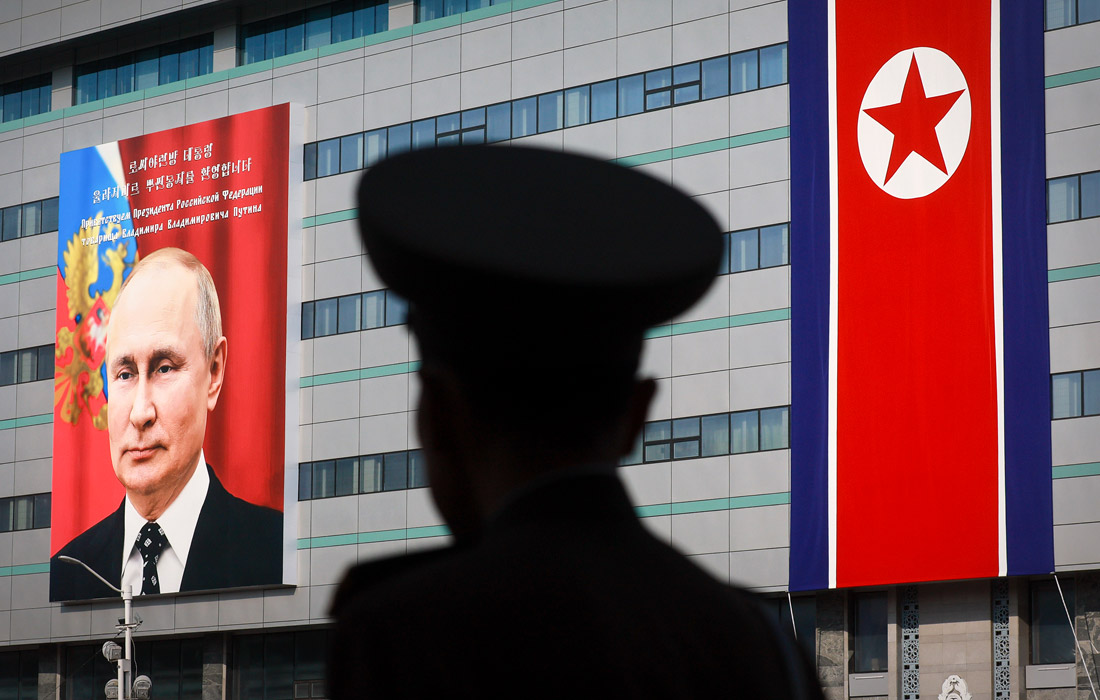 На площади в центре города разместили портреты Владимира Путина и Ким Чен Ына
