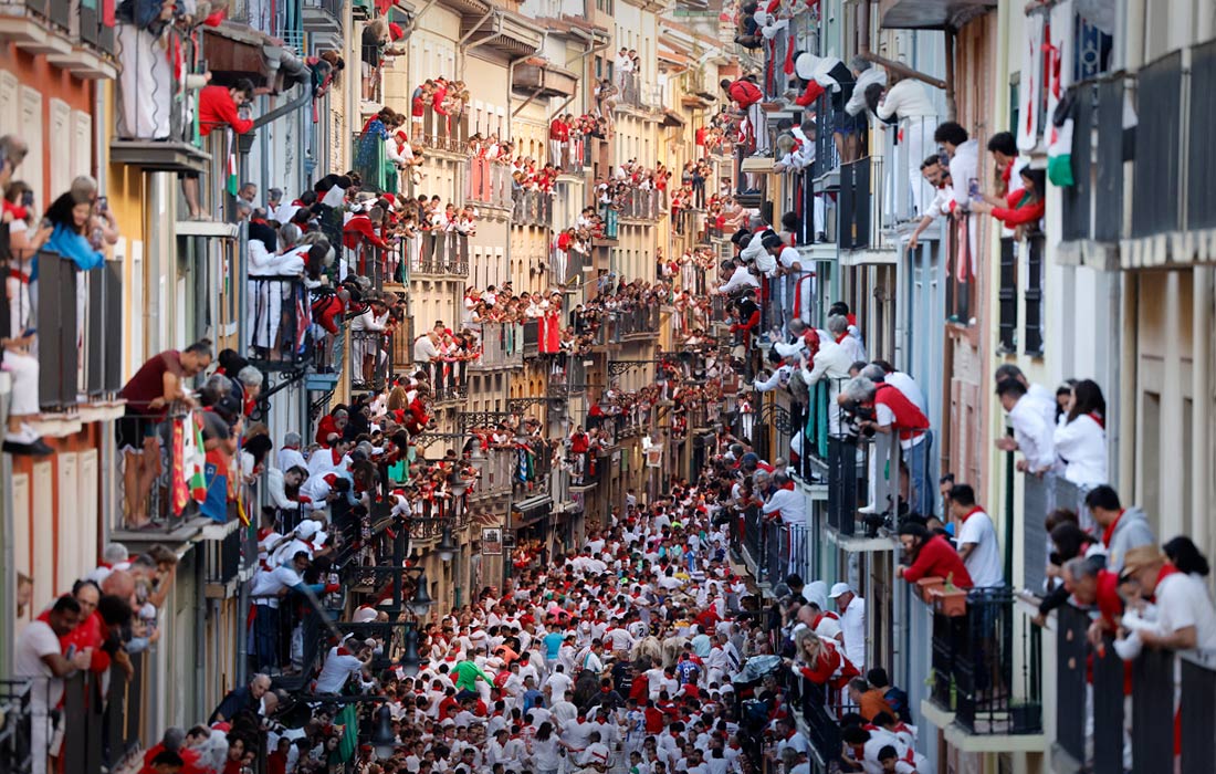 Праздник получил широкую известность за пределами Испании во многом благодаря книге американского писателя Эрнеста Хемингуэя "И восходит солнце"